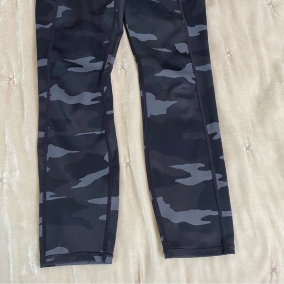 Athleta Contender 7/8 Tight in black and gray camo print with zip side pockets S - Picture 5 of 16